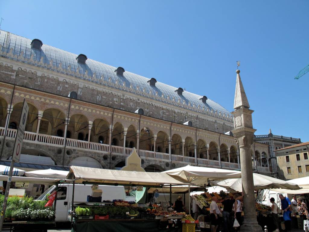 Market in Piazza della Frutta, Padua. In background, Palazzo della Ragione